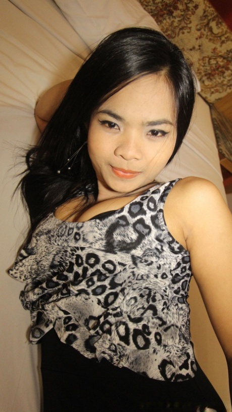 Sexy Thai bargirl sells her trimmed bush to a visiting sex tourist