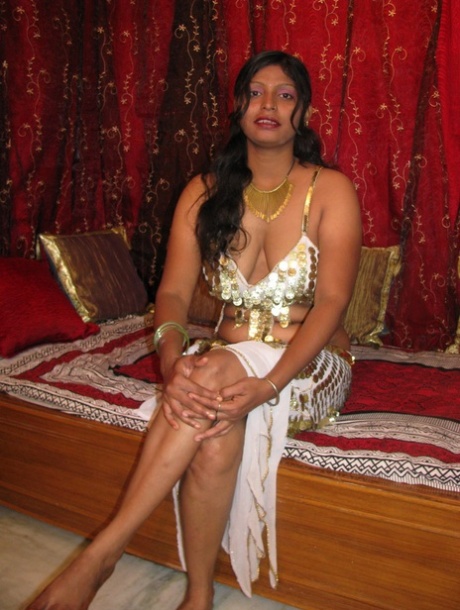 Indian MILF shows the pink of her shaved pussy during solo action