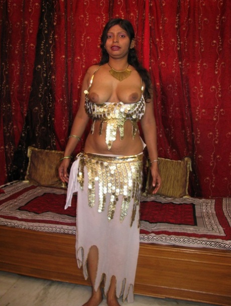 Indian MILF shows the pink of her shaved pussy during solo action