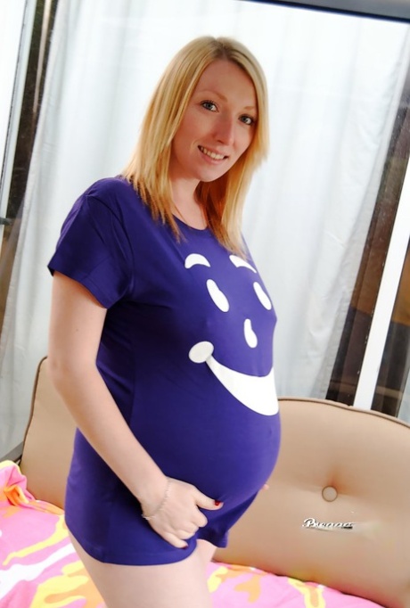 Pregnant chick takes a cumshot on her big belly during POV action