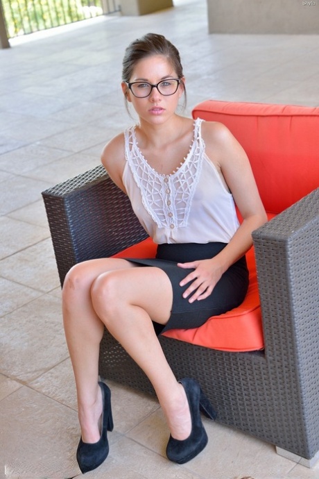 Glasses wearing nerd spreading legs for stretching and fisting of pink cunt