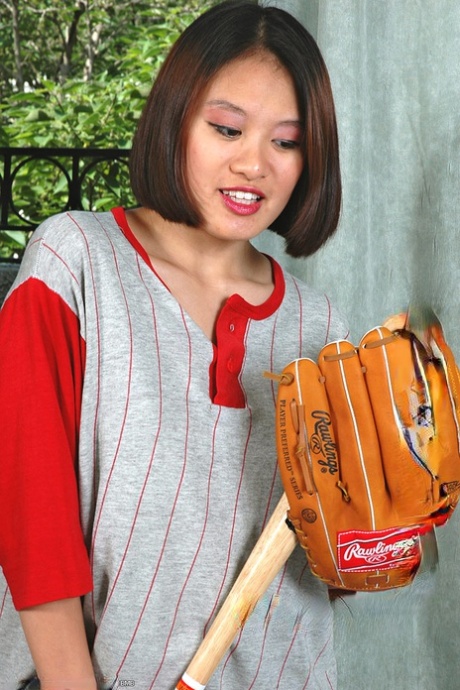 Sporty amateur babe baring big natural tits and hairy Asian cunt