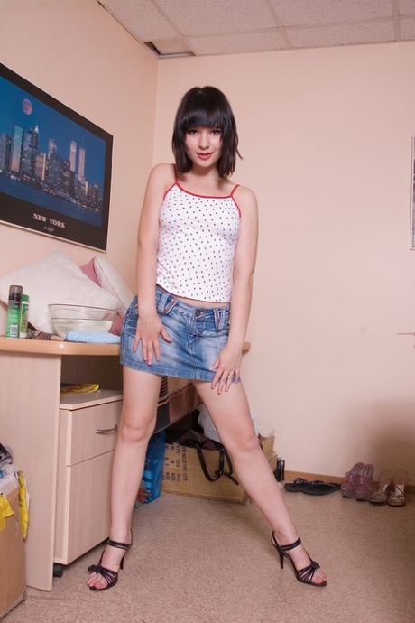 Amateur cutie Lisa brushing and toying her hairy pussy in a solo