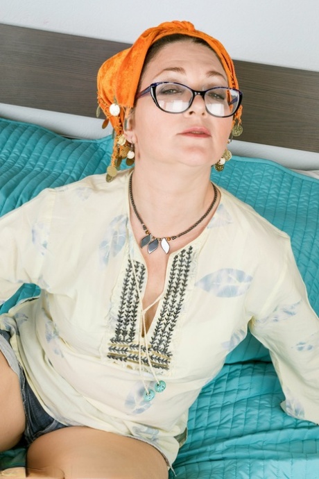 Amateur fatty with glasses Ozzy Q strips and spreads her meaty pussy