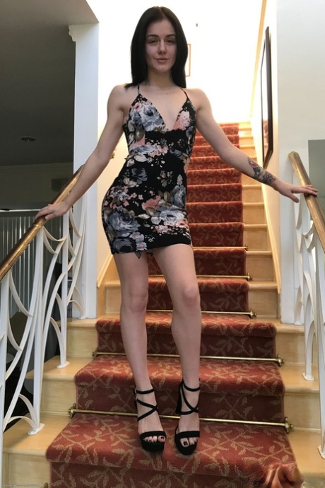 American beauty Rosalyn Sphinx flaunts her black toe nails and trimmed pussy
