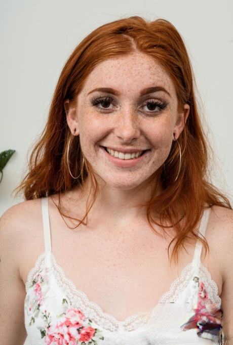Sexy teen Jayme Rae shows her lovely tits & spreads her shaved pussy up close