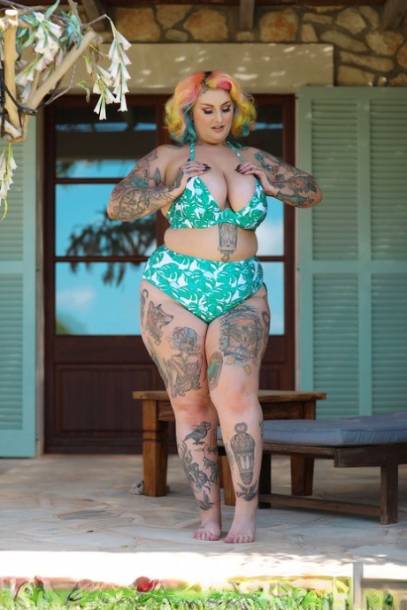 Chubby Galda Lou shows off every inch of her tattooed naked body