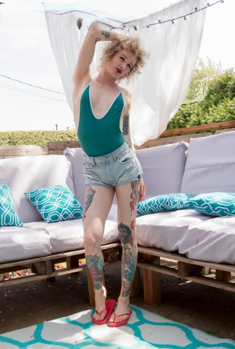 Canada TGirl performed by Carolyn Forest XXX Photos